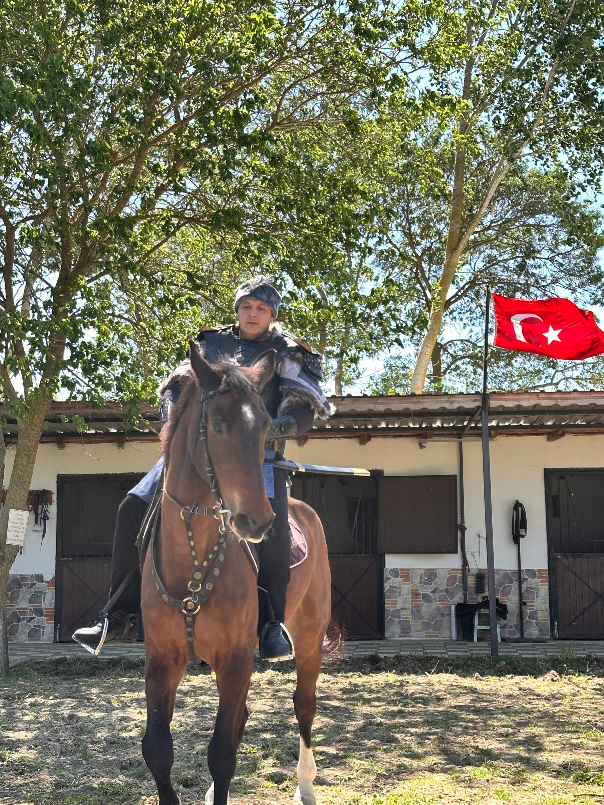 Çatalca Tılsım Hanım At Çiftliği’nde acemiler için güvenli ata biniş deneyimi