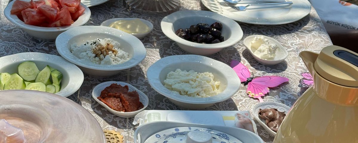 Çatalca Kestanelik Tılsım Hanım At Çiftliği doğa içinde zengin serpme kahvaltı sofrası
