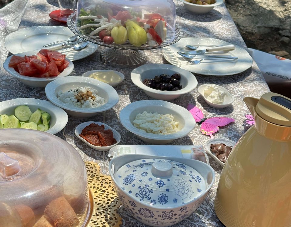 Çatalca Kestanelik Tılsım Hanım At Çiftliği doğa içinde zengin serpme kahvaltı sofrası