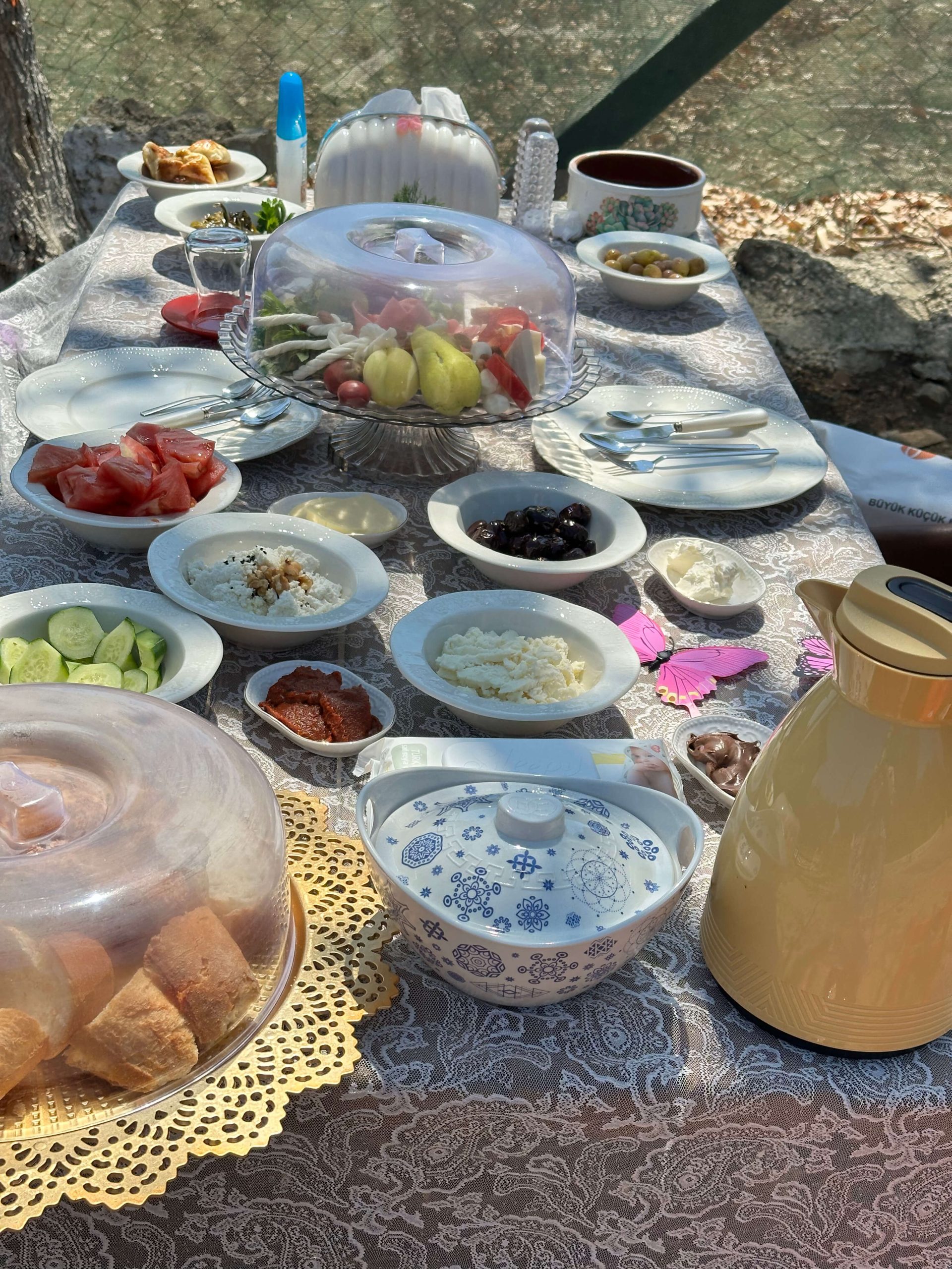 Çatalca Kestanelik Tılsım Hanım At Çiftliği doğa içinde zengin serpme kahvaltı sofrası
